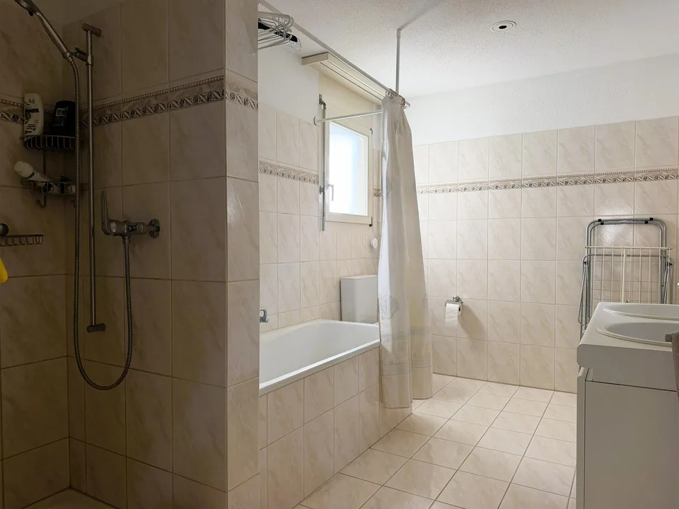 Maisonette-Wohnung mit grosser Terrasse, bevorzugte Lage, Breite – Foto 9 von 14