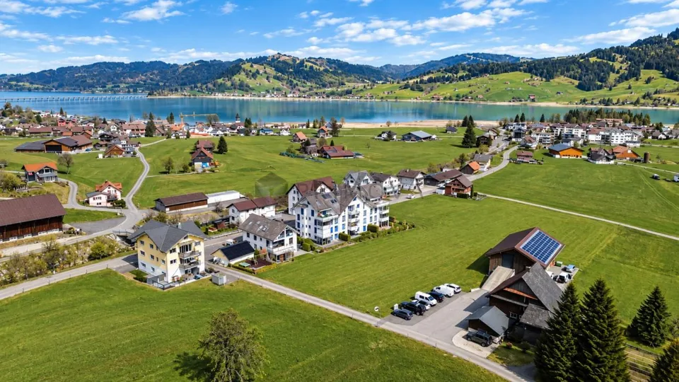 See- und Bergsicht plus tiefe Steuern. Grosse 5.5 Zimmer-Wohnung au... – Foto 11 von 12