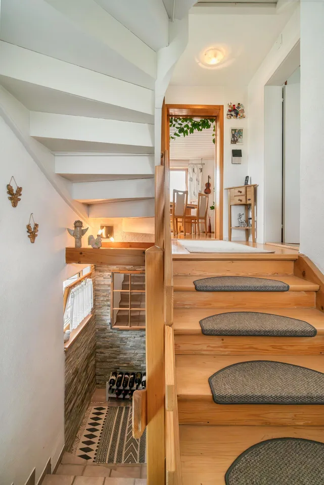 Freistehendes Einfamilienhaus mit gepflegtem Garten und Entwicklung... – Foto 8 von 22