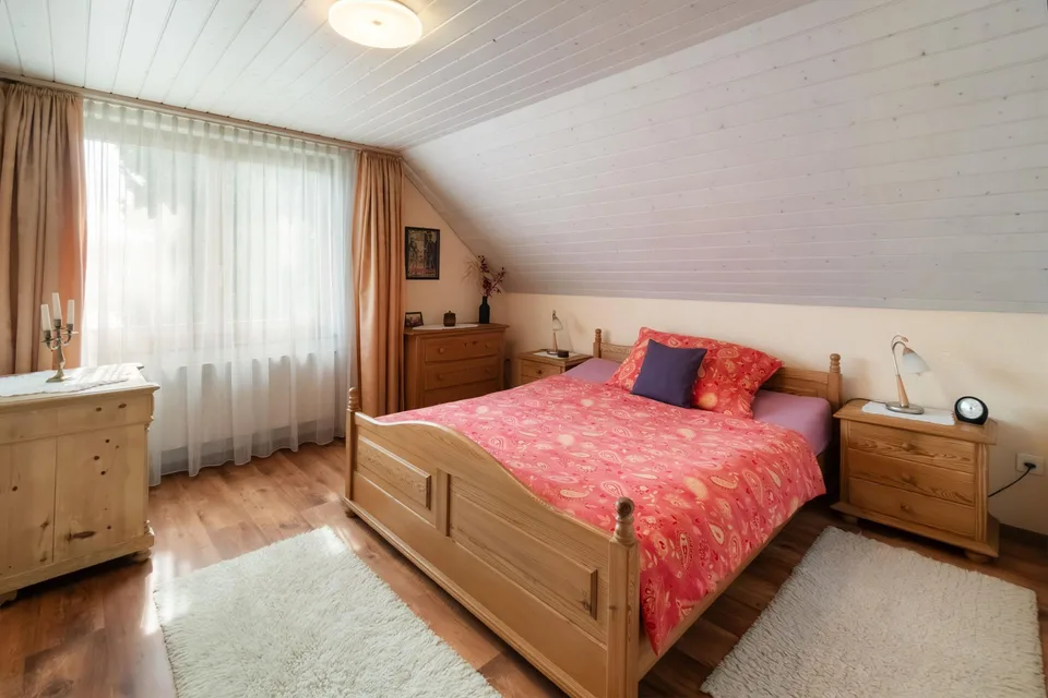 Freistehendes Einfamilienhaus mit gepflegtem Garten und Entwicklung... – Foto 14 von 22