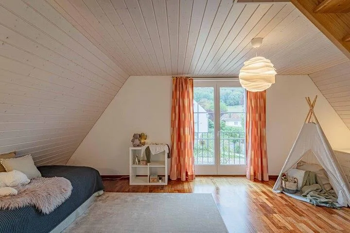 ROSA HAUS. GRÜNER GARTEN. BESONDERES ZUHAUSE. – Foto 5 von 8