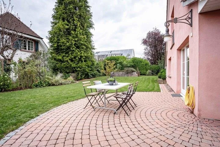 ROSA HAUS. GRÜNER GARTEN. BESONDERES ZUHAUSE. – Foto 7 von 8