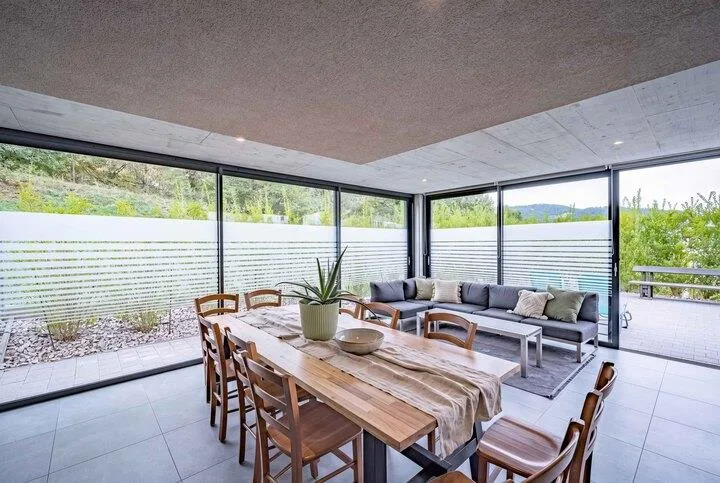 MERVEILLE SPACIEUSE QUASI NEUVE AVEC 219 M² DE SURFACE HABITABLE – photo 2 sur 8