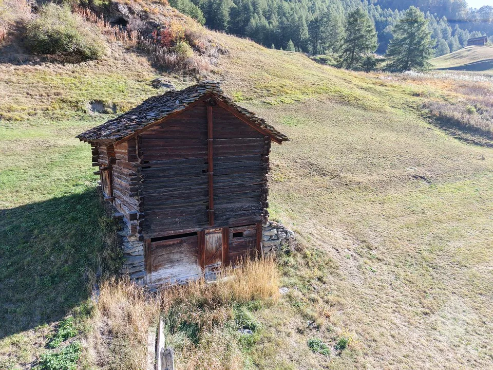 Raccard à rénover dans le hameau de La Forclaz – Foto 2 von 8