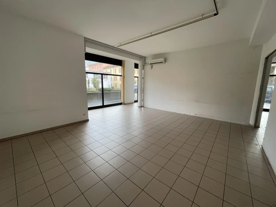 AMPIO COMMERCIALE CON VETRINE IN ZONA DI FORTE PASSAGGIO – photo 6 sur 13