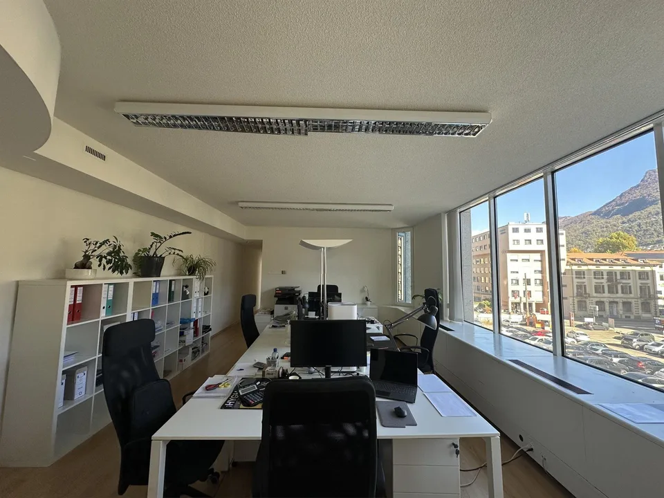 AFFITTASI LUMINOSO E PANORAMICO UFFICIO ZONA SEMI CENTRO – Foto 6 von 10