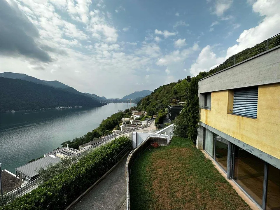 Luminosa e ampia Villa di testa con vista lago e giardino - Rent to bu – Foto 11 von 13