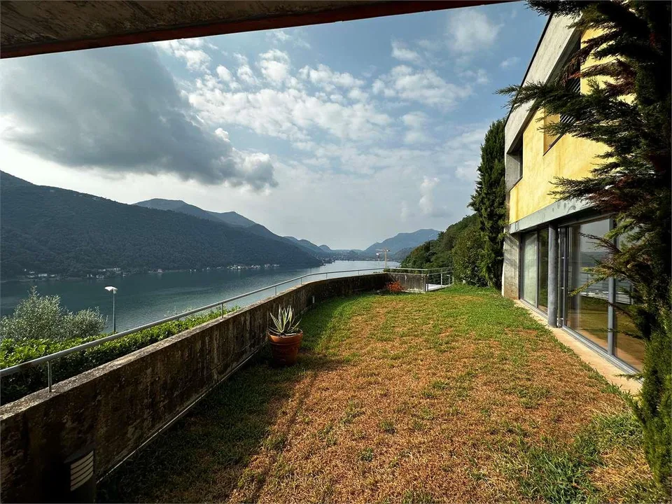 Luminosa e ampia Villa di testa con vista lago e giardino - Rent to bu – Foto 10 von 13