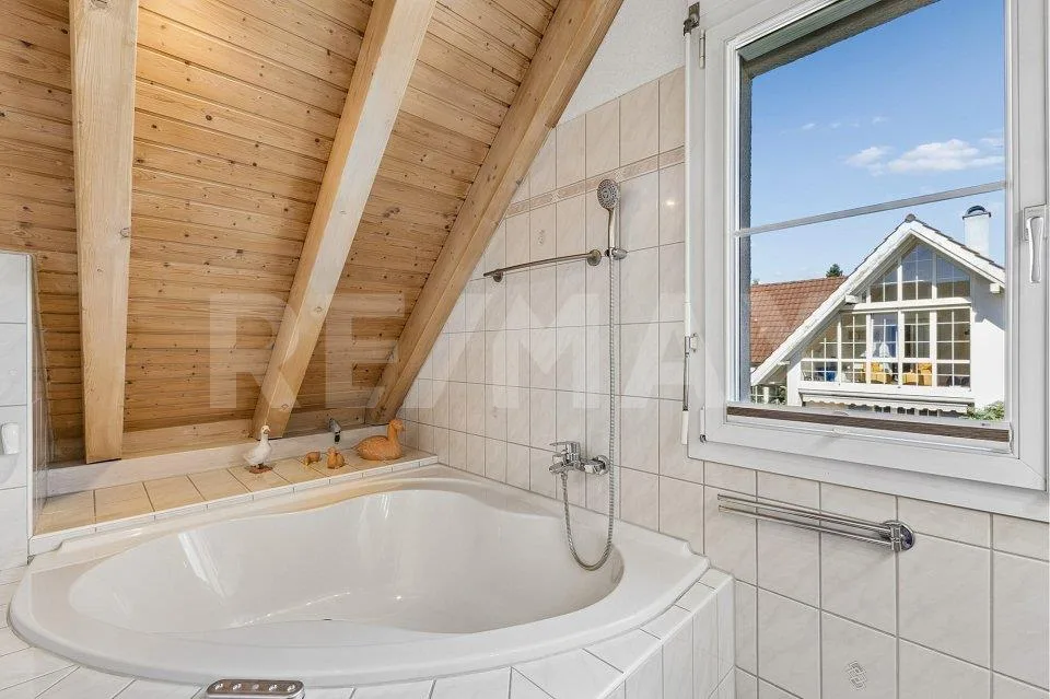 Idillio residenziale soleggiato con vista panoramica e giardino progettato con cura – foto 9 di 13