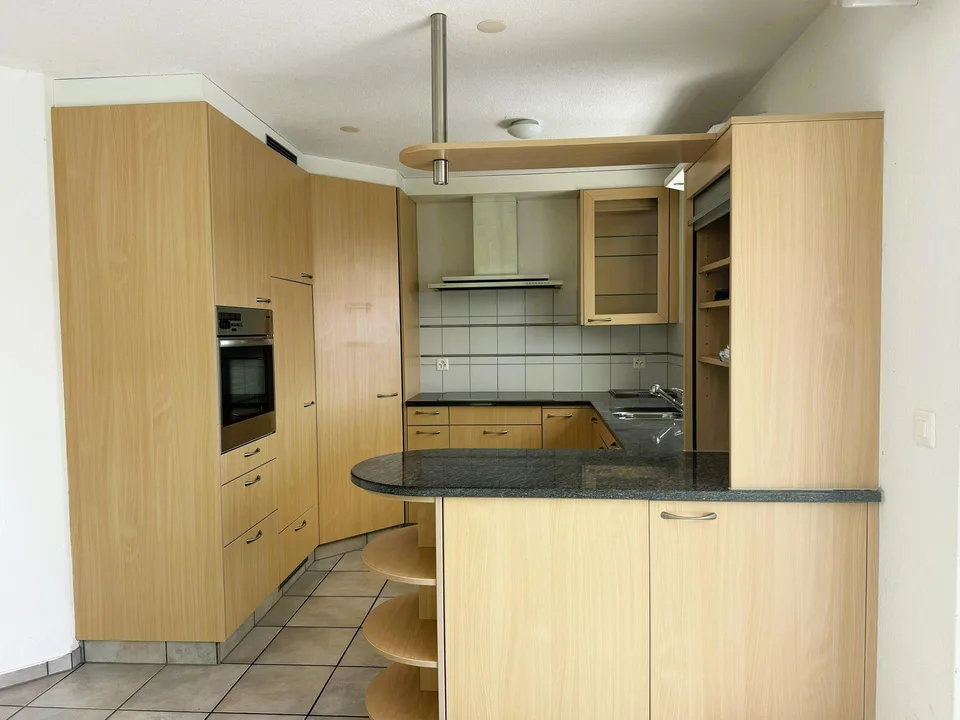 Grosszügiges Einfamilienhaus, beidseitig angebaut, mit grossem Garten – photo 4 of 15