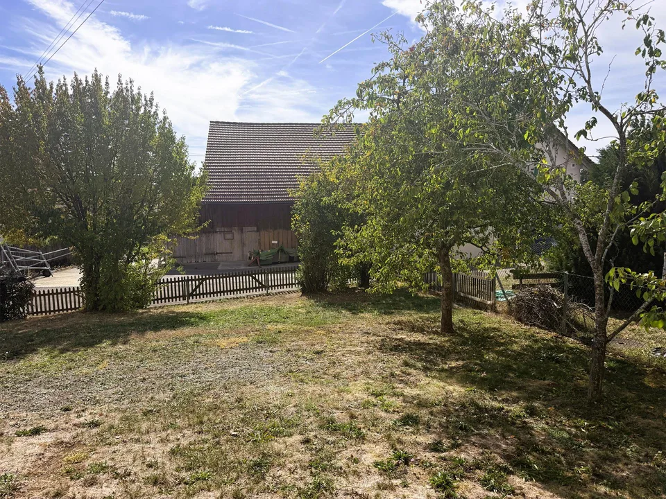 Grosszügiges Einfamilienhaus, beidseitig angebaut, mit grossem Garten – photo 15 of 15