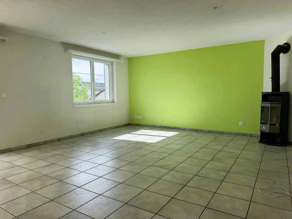 Grosszügiges Einfamilienhaus, beidseitig angebaut, mit grossem Garten – photo 2 of 15