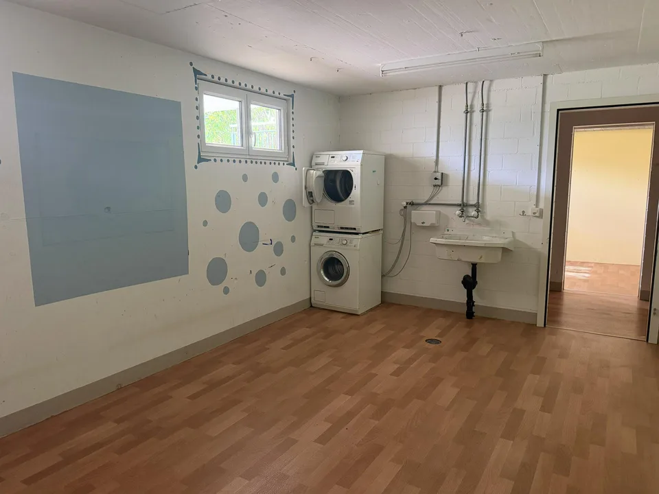Grosszügiges Einfamilienhaus, beidseitig angebaut, mit grossem Garten – photo 13 of 15