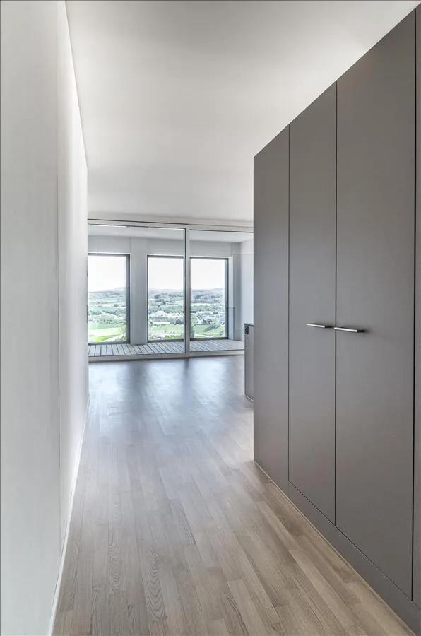 Appartement exclusif de 3,5 pièces dans la tour Ceres avec une superbe vue – photo 2 sur 5