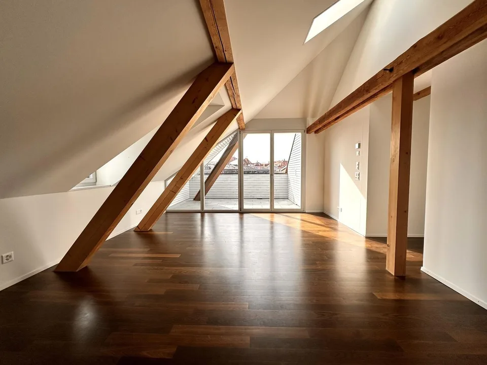 Wohnen im Breitsch: Traumhafte 3.5-Zimmer-Dachwohnung mit Loggia zu vermieten – Foto 3 von 8