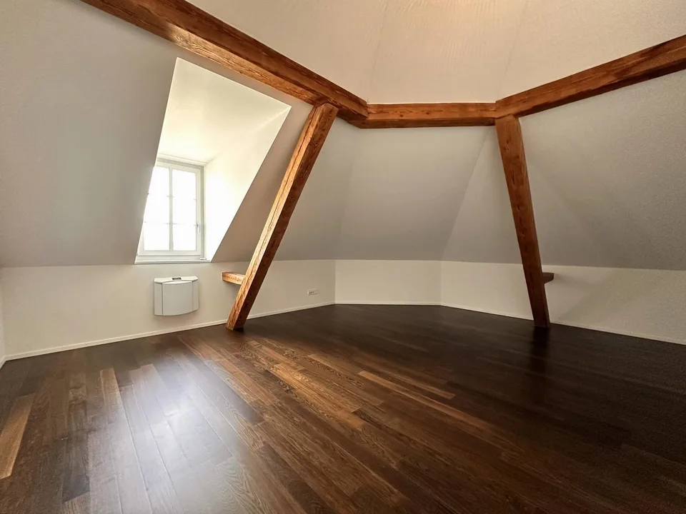 Wohnen im Breitsch: Traumhafte 3.5-Zimmer-Dachwohnung mit Loggia zu vermieten – Foto 4 von 8