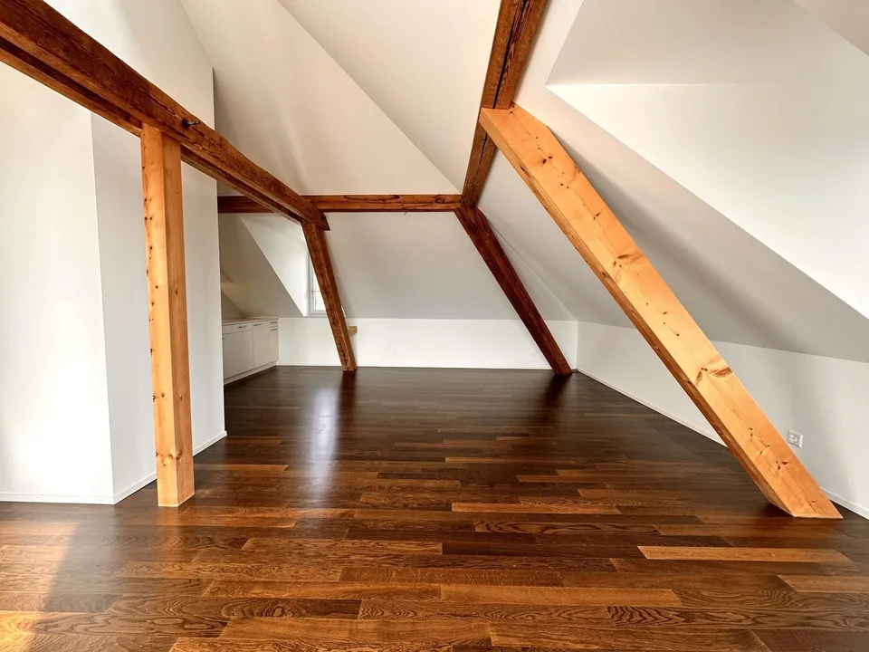 Wohnen im Breitsch: Traumhafte 3.5-Zimmer-Dachwohnung mit Loggia zu vermieten – Foto 5 von 8