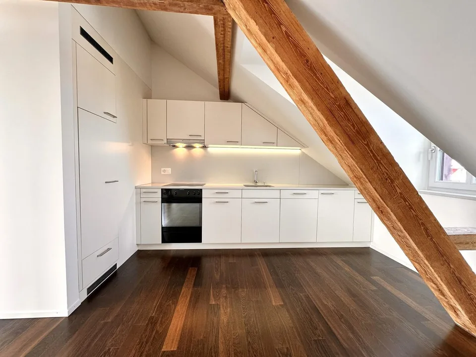 Wohnen im Breitsch: Traumhafte 3.5-Zimmer-Dachwohnung mit Loggia zu vermieten – Foto 2 von 8