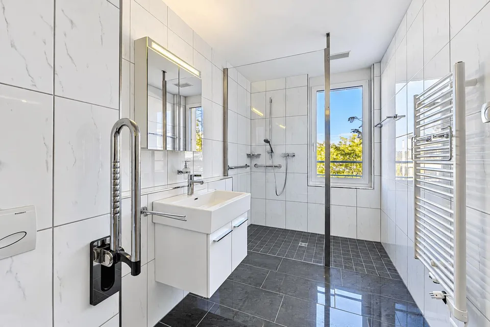 Wohnen mit Weitblick - attraktive 4.5-Zimmer-Wohnung im 1. Obergesc... – Foto 11 von 13