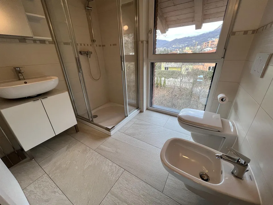 Moderno attico con tetto a vista in vendita a Cadro – foto 10 di 15