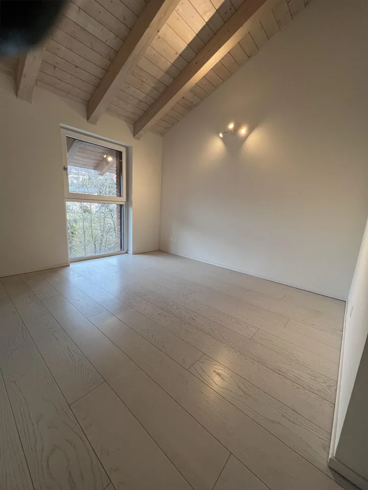 Moderno attico con tetto a vista in vendita a Cadro – foto 14 di 15