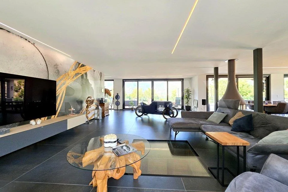 Moderne Villa mit exklusiver Ausstattung und Weitblick über das Rho... – Foto 2 von 13