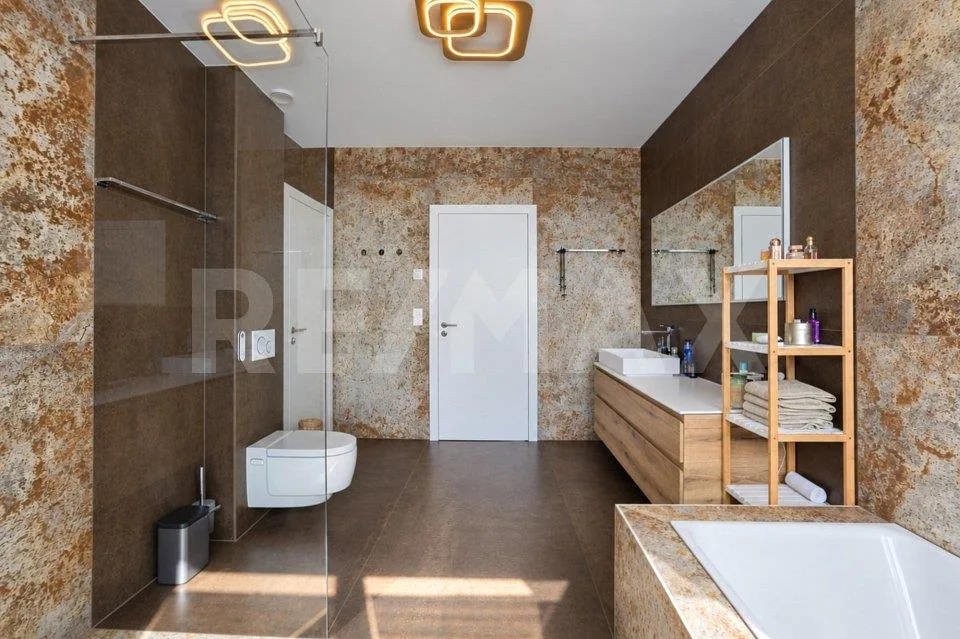Moderne Villa mit exklusiver Ausstattung und Weitblick über das Rho... – Foto 6 von 13