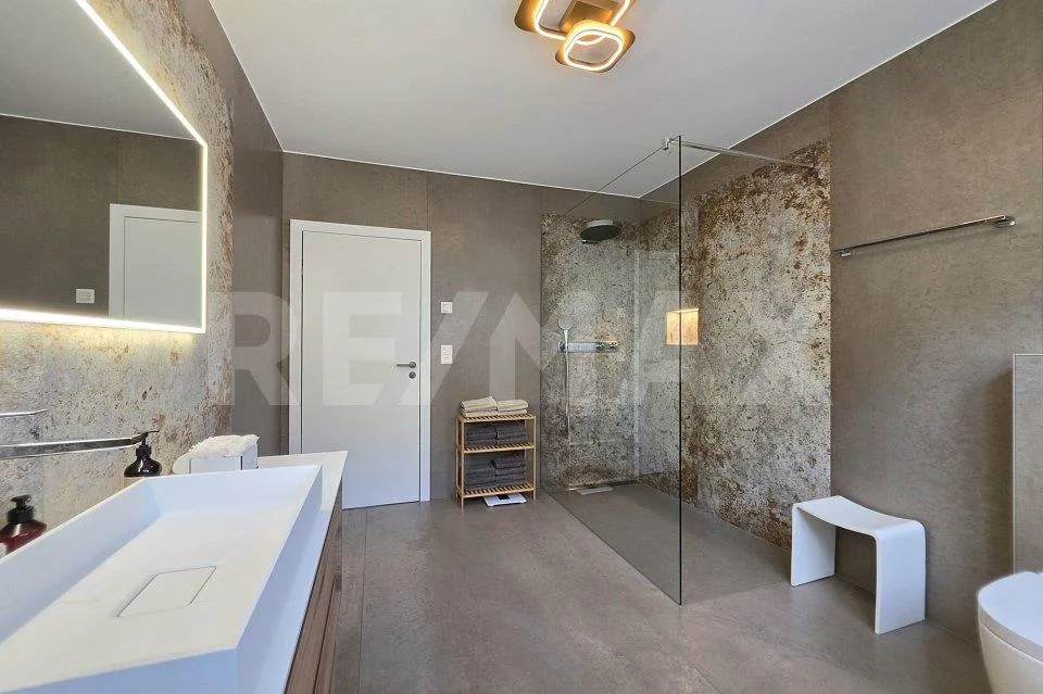 Moderne Villa mit exklusiver Ausstattung und Weitblick über das Rho... – Foto 12 von 13