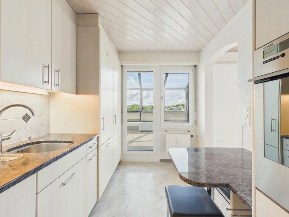 Appartement en attique 2.5 pièces avec vue panoramique merveilleuse – photo 3 sur 24