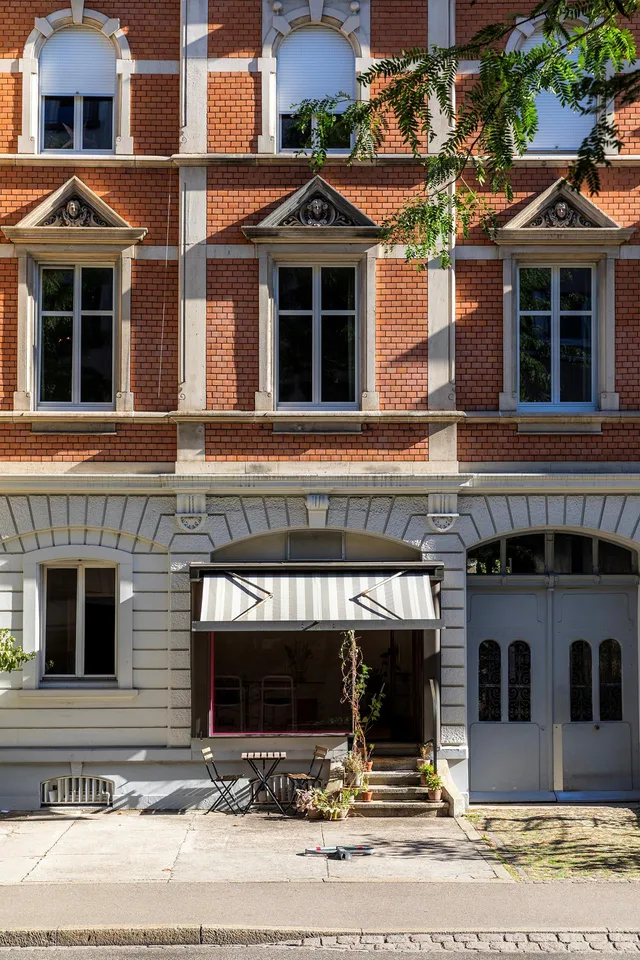 Charaktervolles Stadthaus mit drei Wohnungen und Gewerbeflächen – Foto 2 von 12