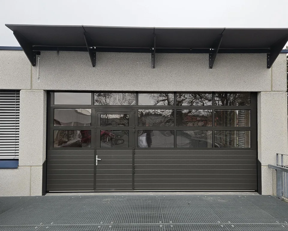 104 m² Gewerbe-/Lagerfläche mit ebenerdiger Zufahrt und Sektionaltor – Foto 3 von 3