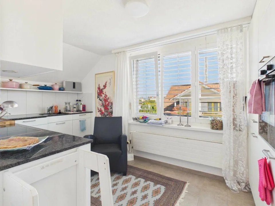 Appartement de 3,5 pièces unique au dernier étage avec cuisine et salle de bain modernes – photo 9 sur 12