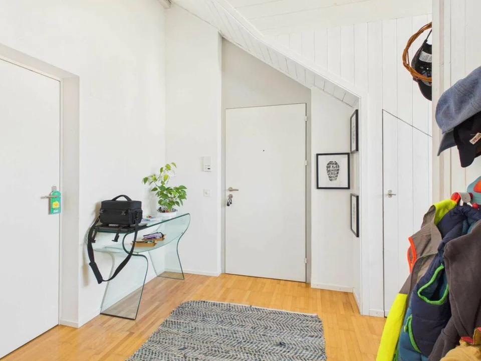 Appartement de 3,5 pièces unique au dernier étage avec cuisine et salle de bain modernes – photo 3 sur 12