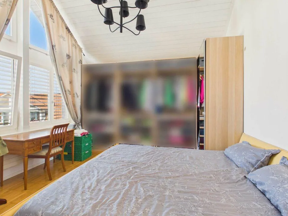 Appartement de 3,5 pièces unique au dernier étage avec cuisine et salle de bain modernes – photo 7 sur 12