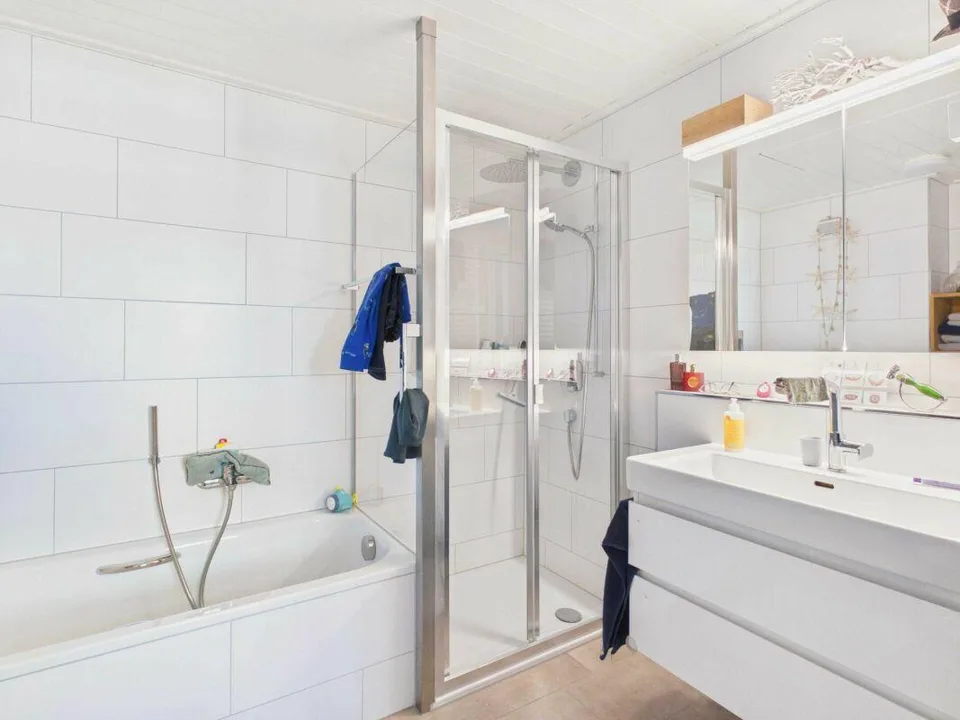 Appartement de 3,5 pièces unique au dernier étage avec cuisine et salle de bain modernes – photo 11 sur 12