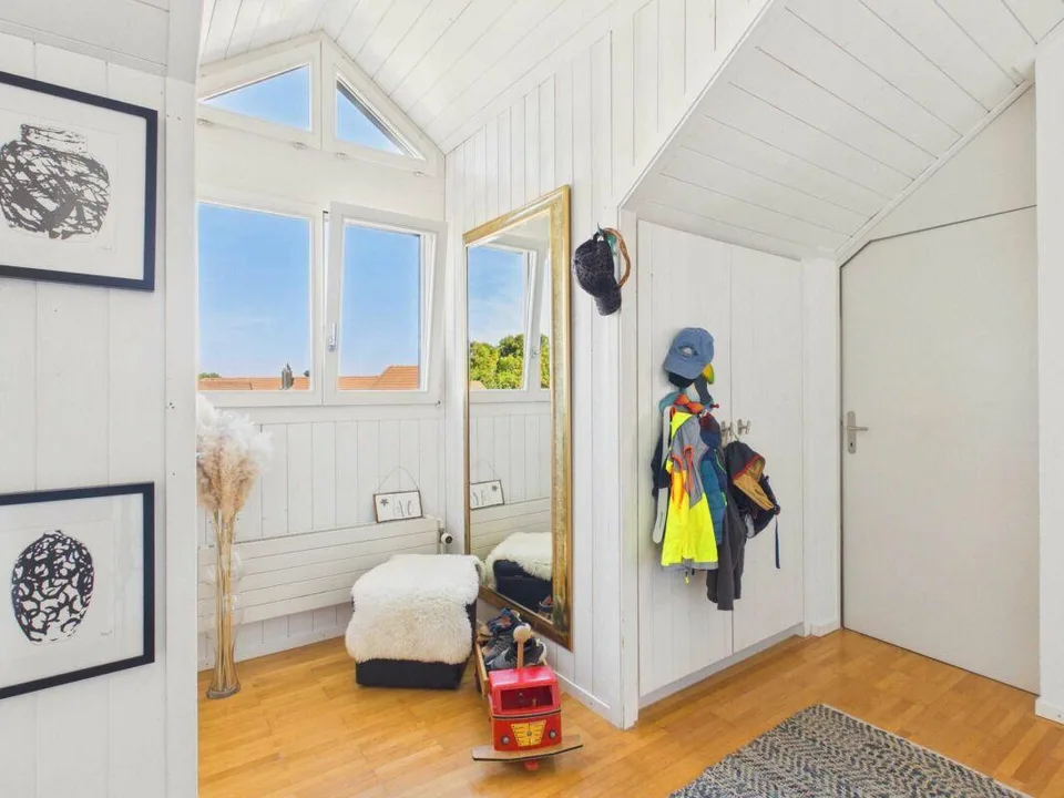 Appartement de 3,5 pièces unique au dernier étage avec cuisine et salle de bain modernes – photo 4 sur 12