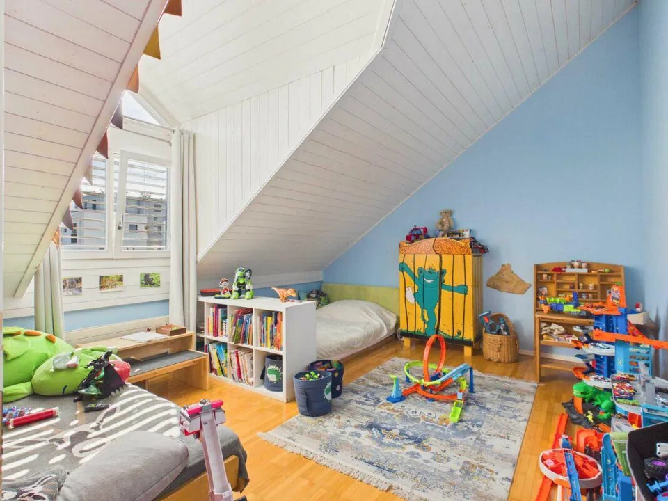 Appartement de 3,5 pièces unique au dernier étage avec cuisine et salle de bain modernes – photo 8 sur 12