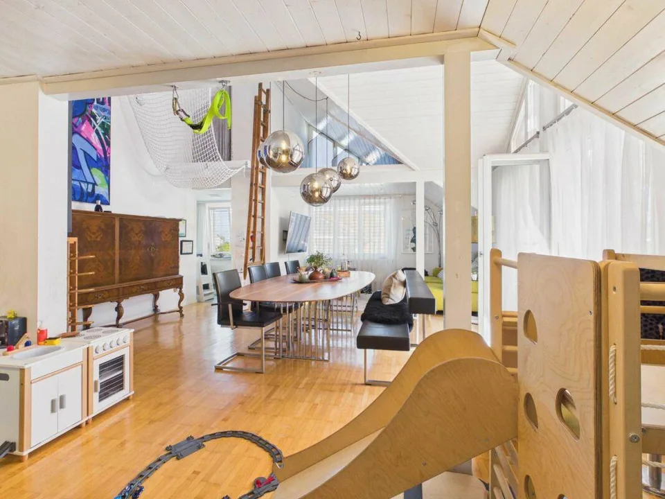 Appartement de 3,5 pièces unique au dernier étage avec cuisine et salle de bain modernes – photo 2 sur 12
