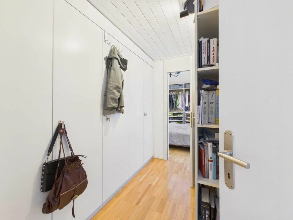 Appartement de 3,5 pièces unique au dernier étage avec cuisine et salle de bain modernes – photo 5 sur 12