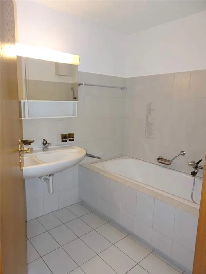 Grosszügige 3.5-Zimmer-Wohnung mit Balkon – Foto 2 von 7