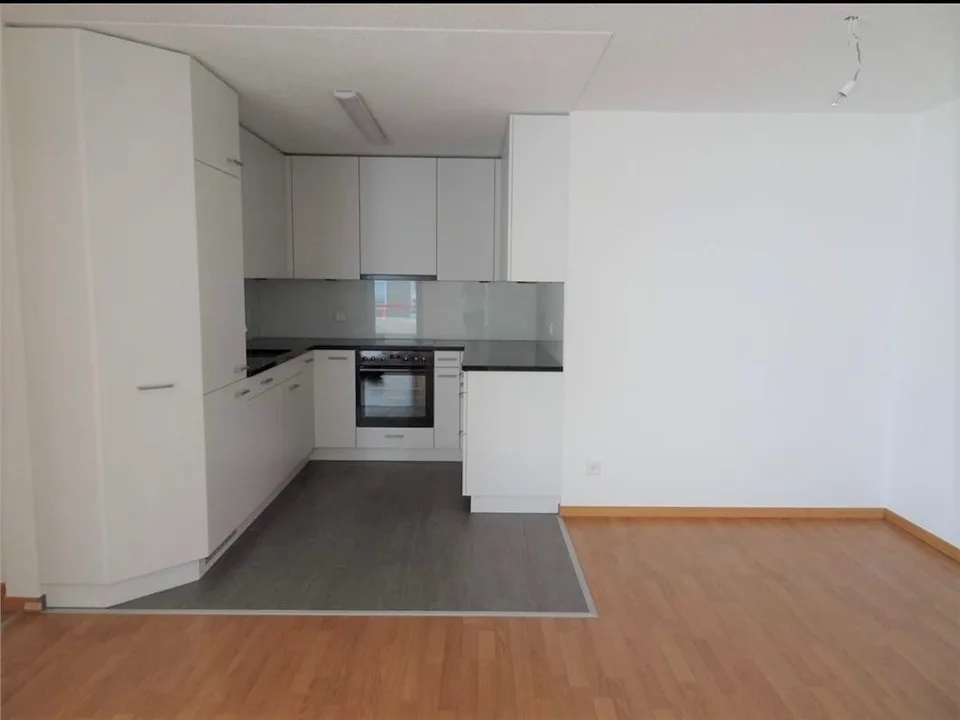 Grosszügige 3.5-Zimmer-Wohnung mit Balkon – Foto 3 von 7