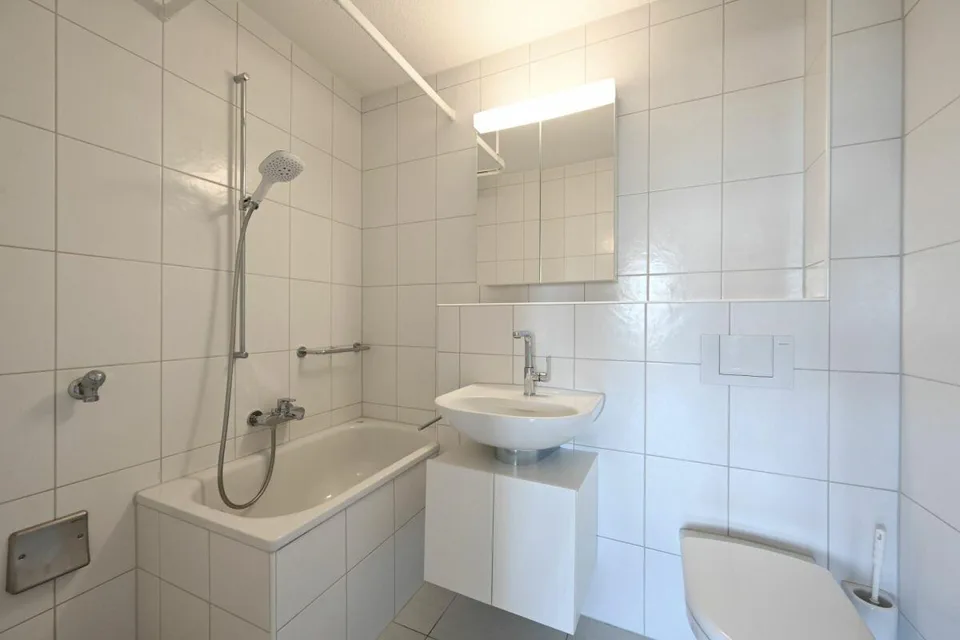 Helle 3-Zimmerwohnung mit Berg- und Stadtblick inklusive Einstellplatz – photo 8 of 9