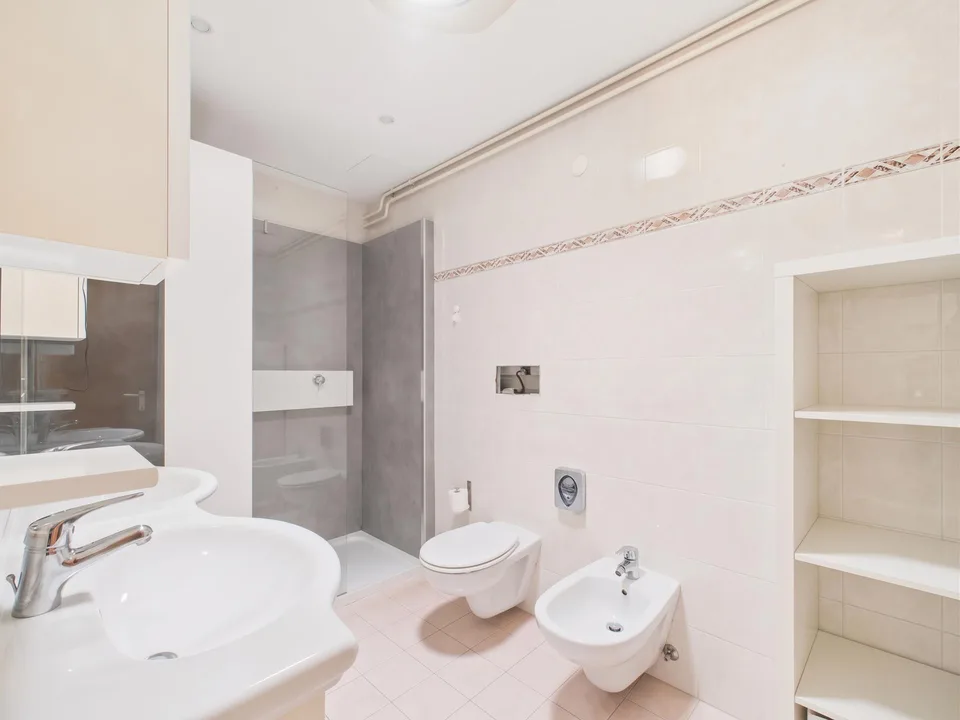 Villa elegante di 6.5 locali con locale commerciale annesso a Mendr... – Foto 12 von 16