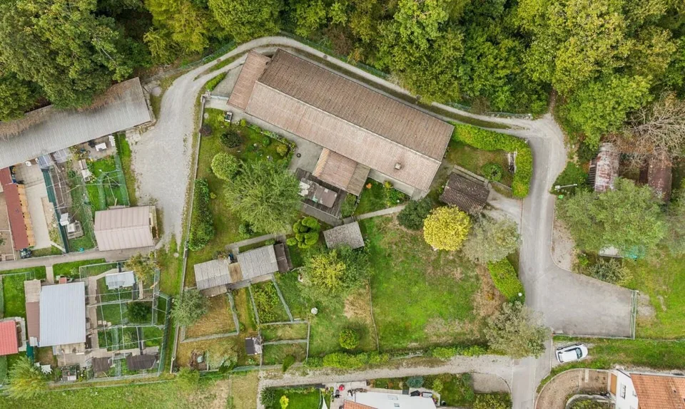 Freistehendes Einfamilienhaus mit viel Land und Potenzial – Foto 2 von 11