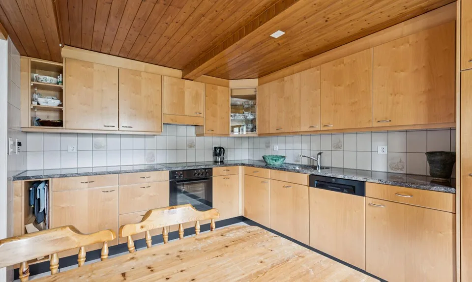 Freistehendes Einfamilienhaus mit viel Land und Potenzial – Foto 7 von 11