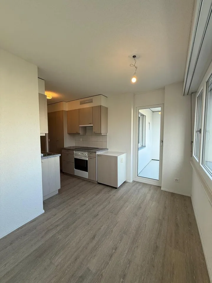 Helle 3.5-Zimmerwohnung mit Balkon im 2. Stock – Foto 2 von 12