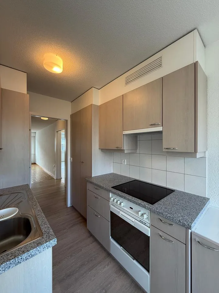 Helle 3.5-Zimmerwohnung mit Balkon im 2. Stock – Foto 4 von 12