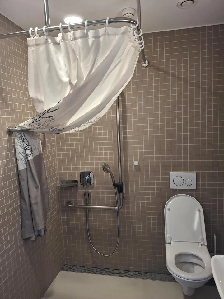 Schöne 1 1/2 Zimmerwohnung mit Balkon und Aussicht – Foto 6 von 7
