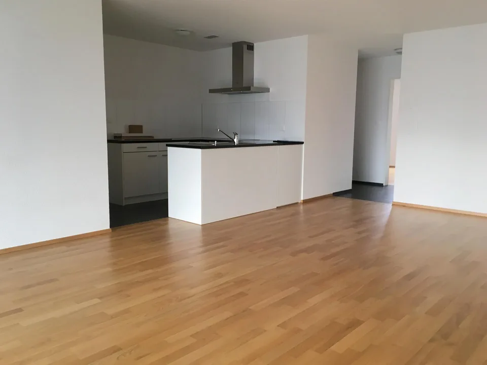 3.5 Zimmer, eigene WM/TU, separater Abstellraum, verglaster Balkon – Foto 2 von 5