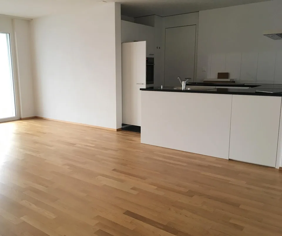 3.5 Zimmer, eigene WM/TU, separater Abstellraum, verglaster Balkon – Foto 3 von 5
